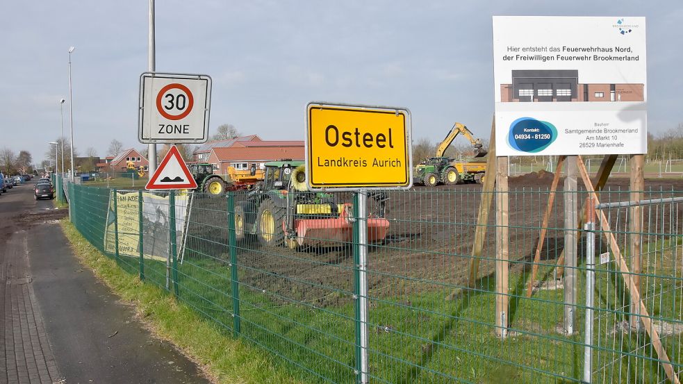 Nahe der David-Fabricius-Grundschule in Osteel entsteht auf einem Teil des Sportplatzes am Adeweg das neue Feuerwehrgerätehaus. Foto: Thomas Dirks