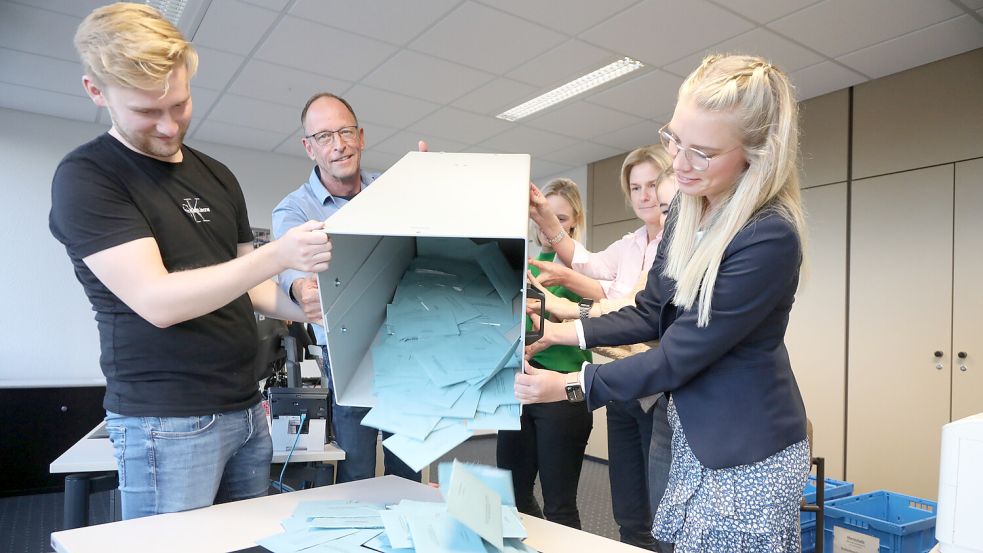 Pünktlich um 18 Uhr wurden 2022 im Auricher Kreishaus die Wahlurnen geleert. Foto: Romuald Banik
