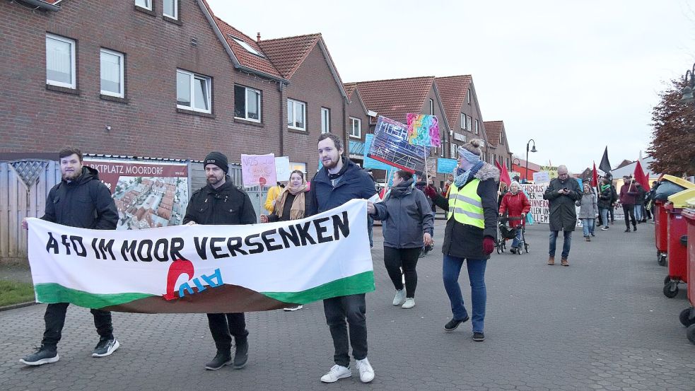 Derzeit wird juristisch geprüft, ob das Motto der Demo in Moordorf, „AfD im Moor versenken“, zur Gewalt aufruft. Foto: Karin Böhmer