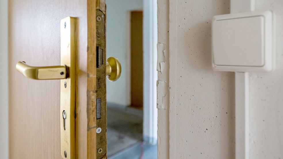 Nach einem Streit ist ein Mann in Moordorf aus einer Wohnung ausgesperrt worden. Bei seinem Klopfen wurde die Tür beschädigt. Dies ist allerdings ein Foto aus Chemnitz. Foto: DPA