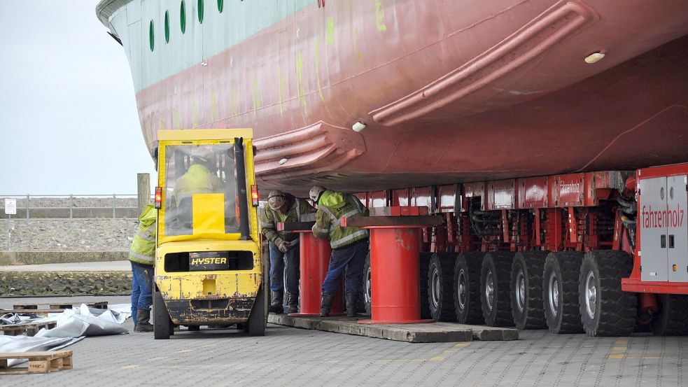 Im Februar wurde die „Spiekeroog IV“ für ihren Rücktransport ans und ins Wasser vorbereitet. Foto: Archiv/Ullrich