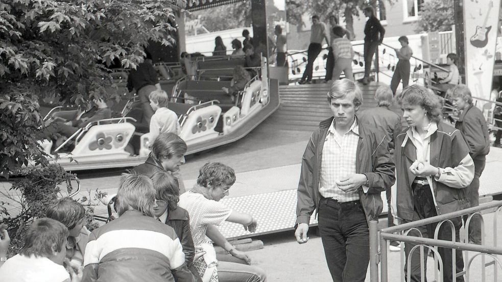 In den 80er Jahren ein „Knutschpunkt“: Das „Hit In 2000“ von Schausteller Karl-Heinz Langenscheidt war wichtiger Treff der Jungend. Im hinteren Tunnel konnte, geschützt vor neugierigen Blicken, ungeniert geküsst werden. Das Bild zeigt den Pfingstmarkt 1984, der wie der Ostermarkt in Aurich traditionell eine Woche nach dem christlichen Feiertag in der Innenstadt über die Bühne ging. Foto: Archiv ON