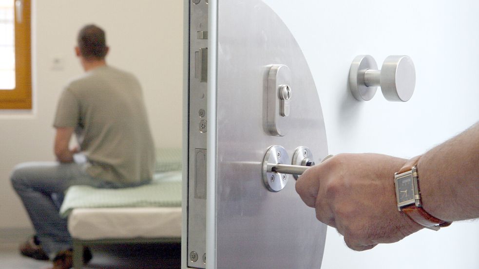 Ein Justizbeamter schließt einen Häftling in seinen Haftraum in einer Jugendhaftanstalt ein. Foto: DPA