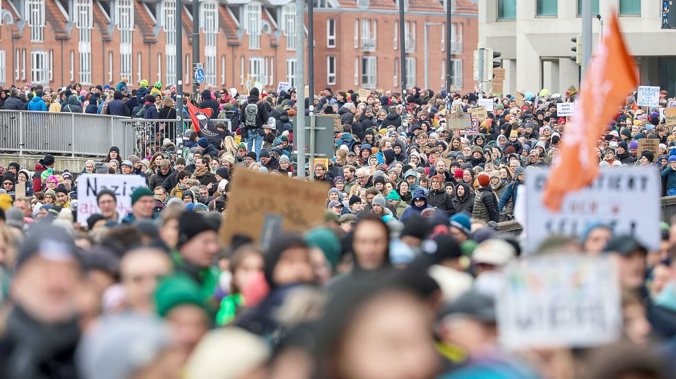 Am Wochenende sind in Bremen mehrere Versammlungen geplant. Unter anderem wird unter dem Motto „Laut gegen rechts“ demonstriert. Foto: Focke Strangmann / dpa