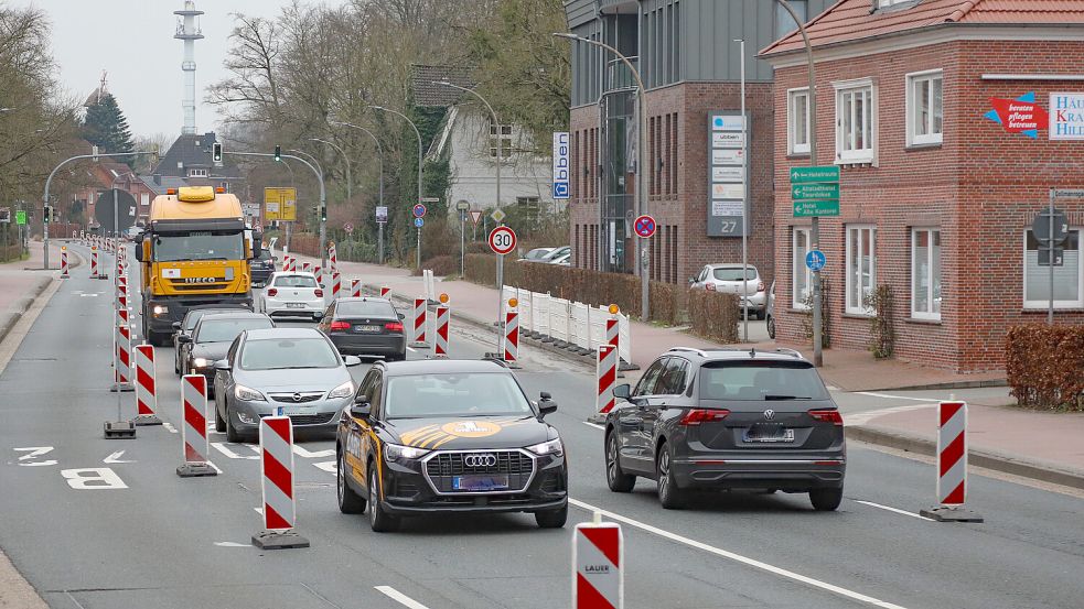 Noch ist die Von-Jhering-Straße in Aurich in beide Richtungen auf jeweils einer Spur befahrbar. Das wird sich am Montag ändern, dann geht nichts mehr. Die Straße wird für die Bauarbeiten voll gesperrt. Foto: Romuald Banik