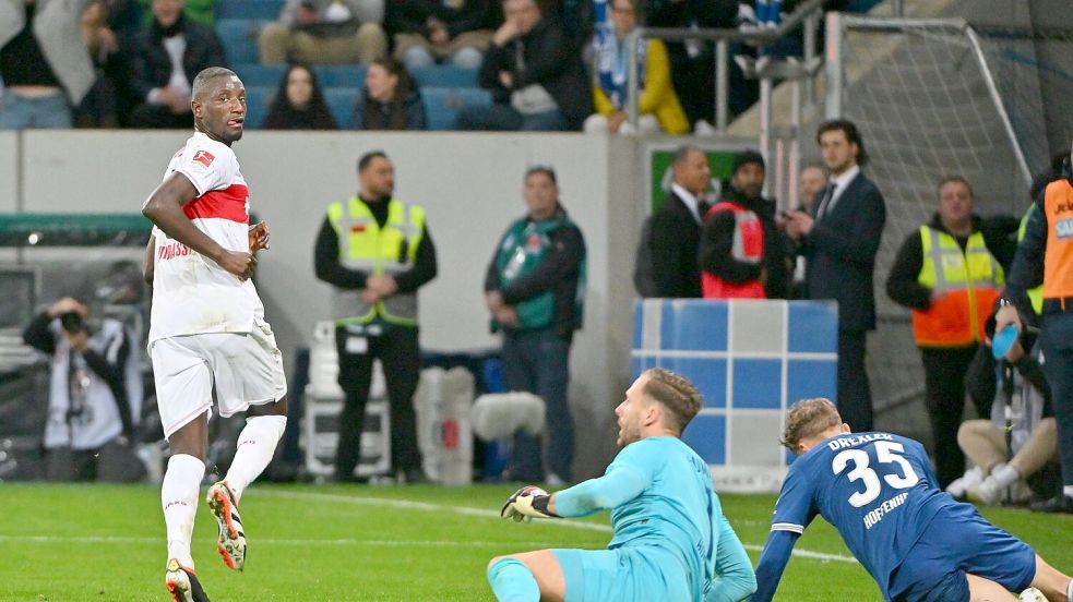 VfB-Torjäger Serhou Guirassy (l) dreht nach seinem Treffer zum 2:0 jubelnd ab. Foto: Jan-Philipp Strobel/dpa