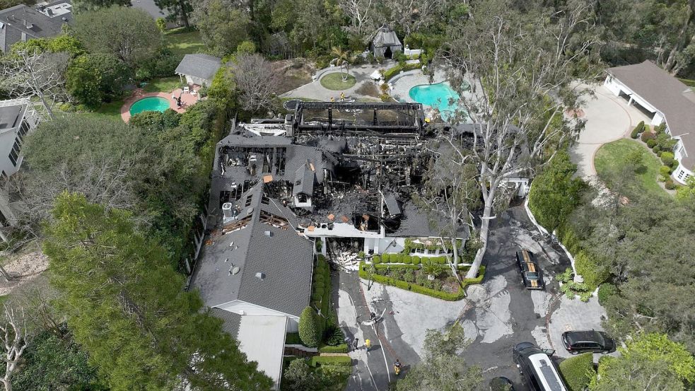 Eine Luftaufnahme zeigt die durch den Brand schwer beschädigte Villa von Cara Delevingne in Los Angeles. Foto: Jae C. Hong/AP