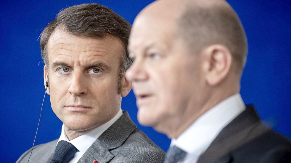 Frankreichs Präsident Emmanuel Macron (l) und Bundeskanzler Olaf Scholz (r) haben teils unterschiedliche Ansichten, wenn es um den Ukraine-Kurs geht. Foto: Michael Kappeler/dpa