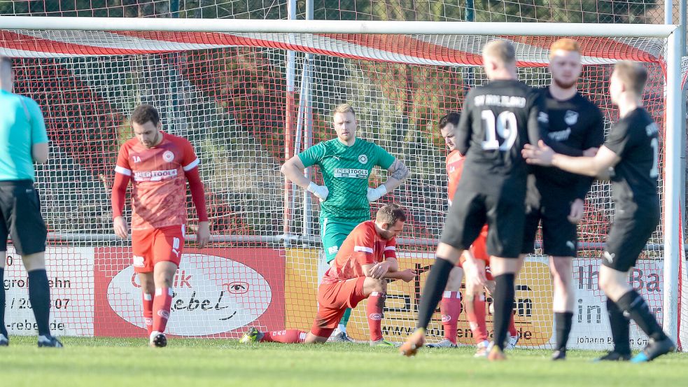 Die Mienen der SVG-Spieler, allen voran die des Torwarts Timo Kuhlmann, verraten, was gerade passiert ist. Die Fehntjer kassierten soeben den dritten Treffer des SV Holtland zum vorentscheidenden 3:1 für die Gäste. Zwei SVH-Spieler bedanken sich beim Torschützen Daniel Diekmann (Zweiter von rechts). Foto: Stephan Friedrichs