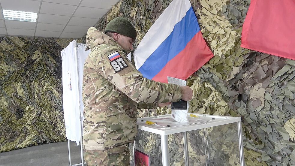 Stimmabgabe in den von Russland besetzten Gebieten der Ostukraine. Foto: picture alliance/dpa/Russian Defense Ministry Press Service/AP