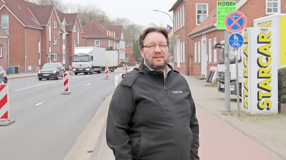 Andree Junker (Starcar) weiß noch nicht, wie seine Kunden ab Montag die Autovermietung trotz Vollsperrung erreichen können. Foto: Heino Hermanns