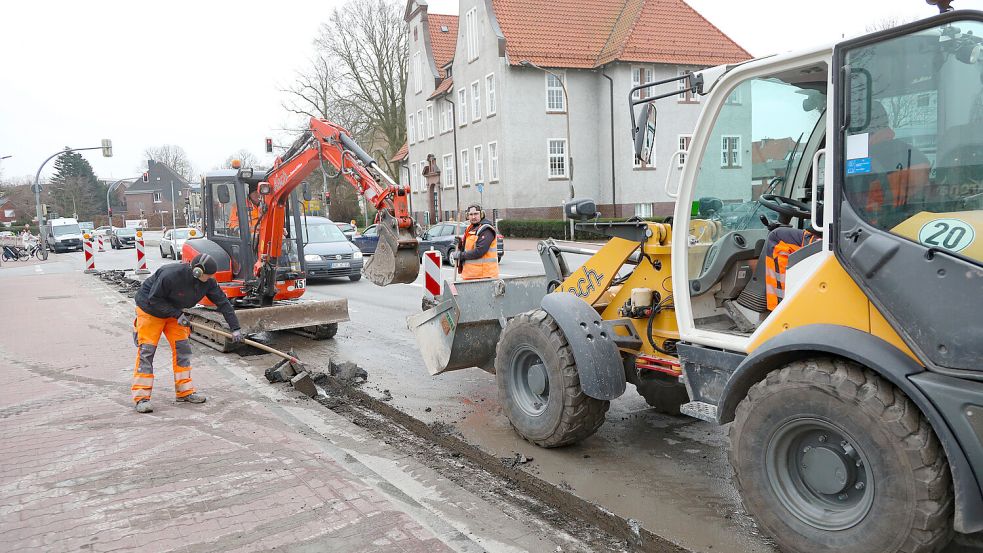 In einem ersten Arbeitsschritt wurden am Montag die Rinnsteine an der Bundesstraße entfernt. Foto: Romuald Banik