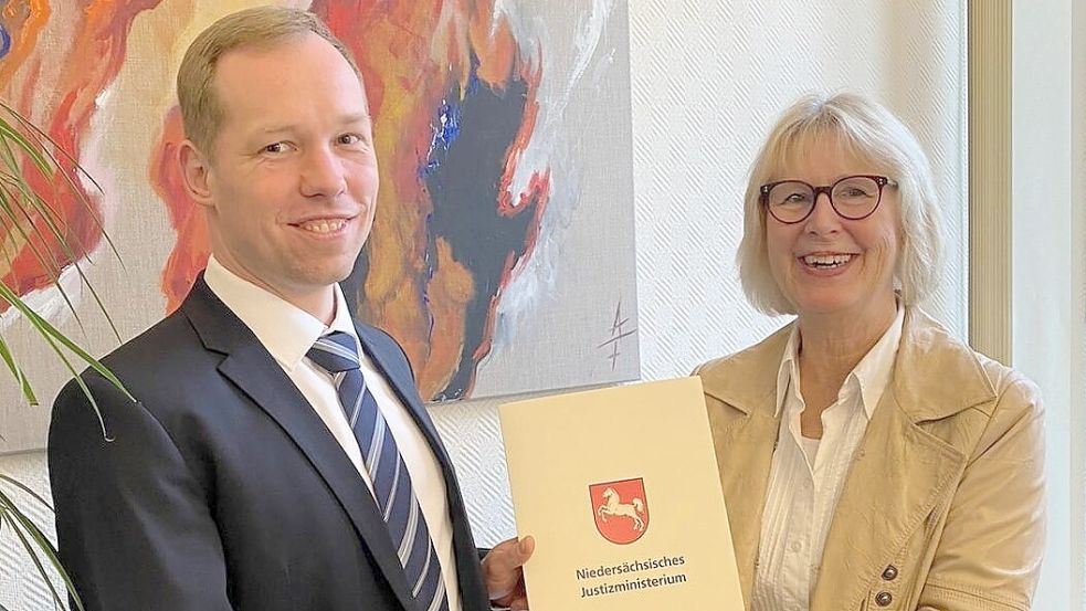 Die Auricher Landgerichts-Präsidentin Frauke Seewald überreichte Jan-Patrick Klein die Urkunde. Foto: Landgericht