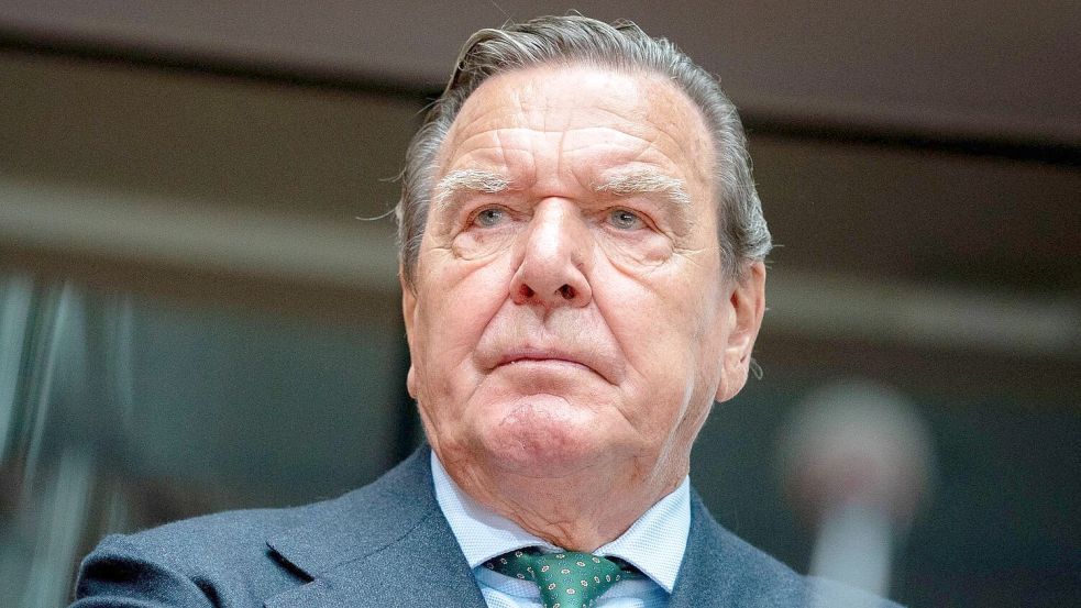 Altkanzler Gerhard Schröder ist seit seiner Kanzlerschaft mit dem russischen Präsidenten Wladimir Putin befreundet. Foto: Kay Nietfeld/dpa
