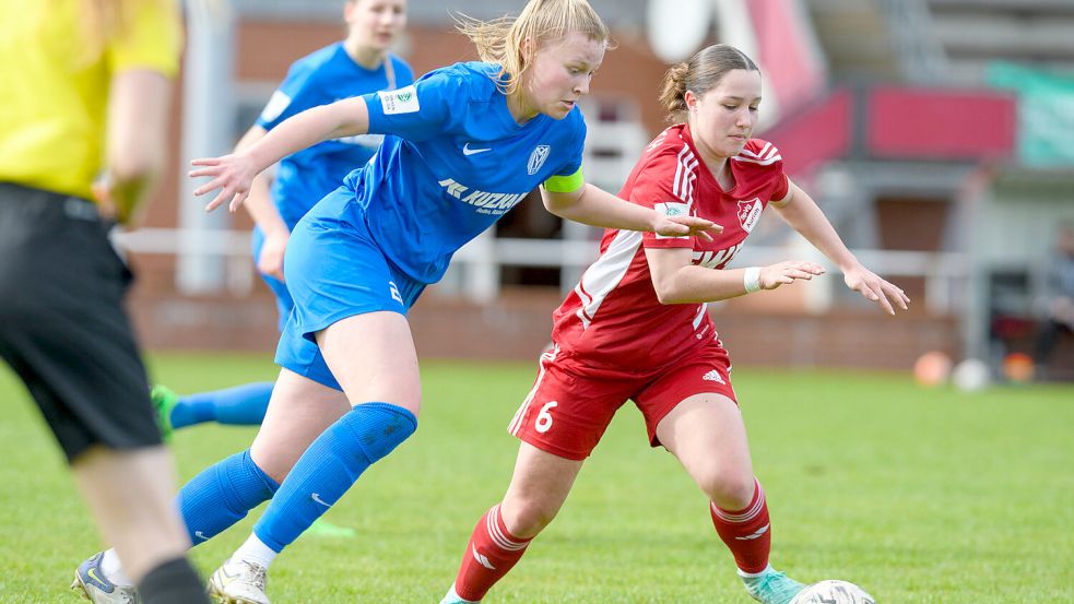 Die B-Juniorinnen der SpVg Aurich (im roten Trikot Sina Brühl) sind in dieser Saison nur schwer vom Ball zu trennen. Diese Erfahrung mussten auch die Spielerinnen des SV Meppen machen. Foto: Aylin Rewohl