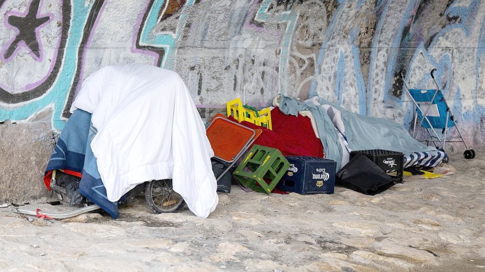 Die Habseligkeiten von einem Obdachlosen liegen am Ufer der Isar unter einer Brücke. Nach Ansicht des Europarats muss Deutschland bei der Bekämpfung von Armut, Wohnungsnot und Ausgrenzung behinderter Menschen deutlich mehr tun. Foto: Sven Hoppe/dpa