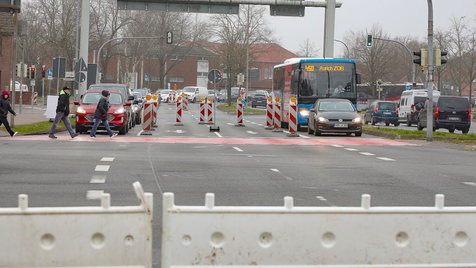 Nach langer Wartezeit auf der Großen Mühlenwallstraße/Leerer Landstraße (B 72) kommen die Autofahrer an der Pferdemarktkreuzung an. Foto: Romuald Banik