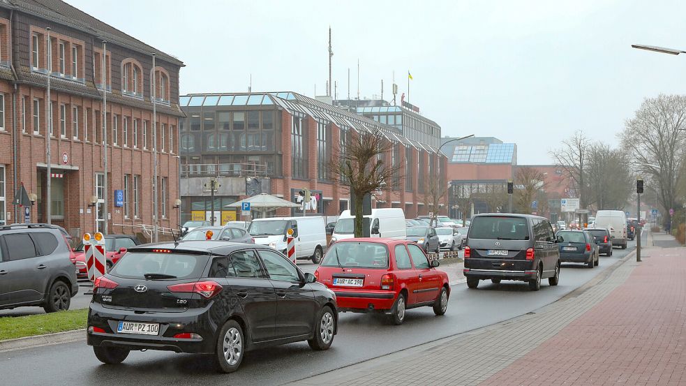 Auch der Fischteichweg ist mit Autos voll. Foto: Romuald Banik