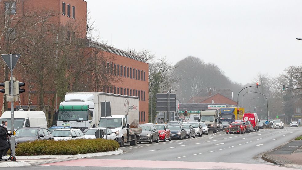 Auf der Esenser Straße (B 210) in Richtung Pferdemarkt warten Autofahrer. Foto: Romuald Banik