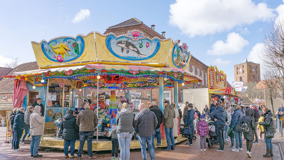 Zwischen Rosenstraße und Störtebekerturm erstreckt sich am Wochenende wieder der Frühjahrsmarkt. Foto: Folkert Bents