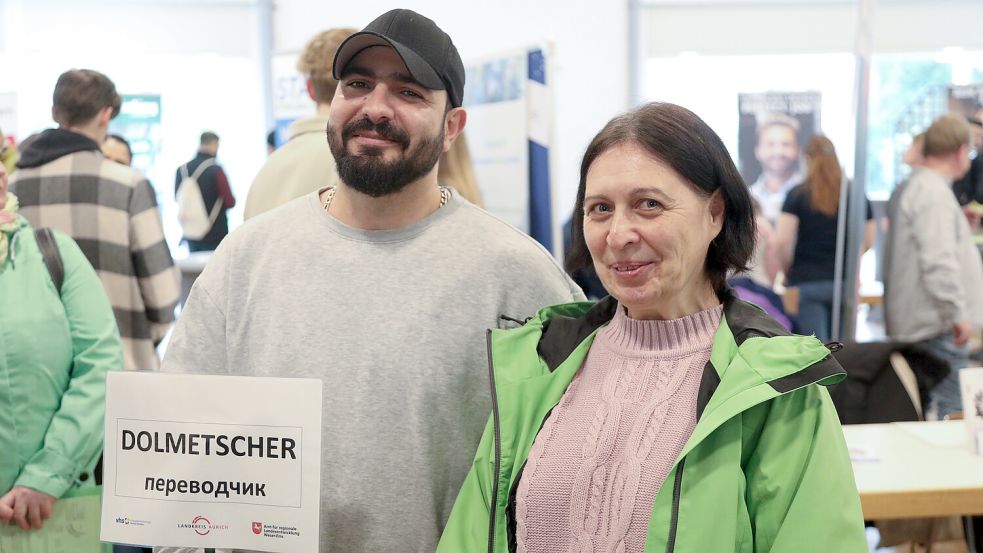 Sahad Al-Husseini begleitete die Messe als Dolmetscher für russisch-sprachige Besucher. Für die Ukrainerin Olena Kalnytska war nicht das Richtige dabei. Foto: Romuald Banik
