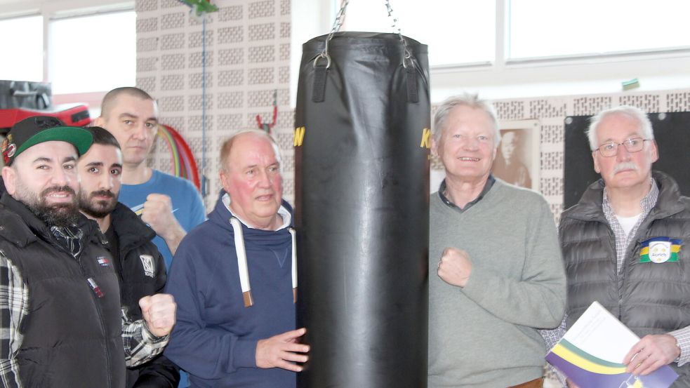Vereint am Boxsack und die Fäuste geballt: Detlev Schoone (KSB-Aurich, von rechts), MTV-Chef Wilfried Theessen, Box-Abteilungsleiter Horst Schmidt mit seinen drei Mitstreitern Alexander Heidenreich, Roubar Hamo und Roustoum Mousta. Foto: Wolf-Rüdiger Saathoff