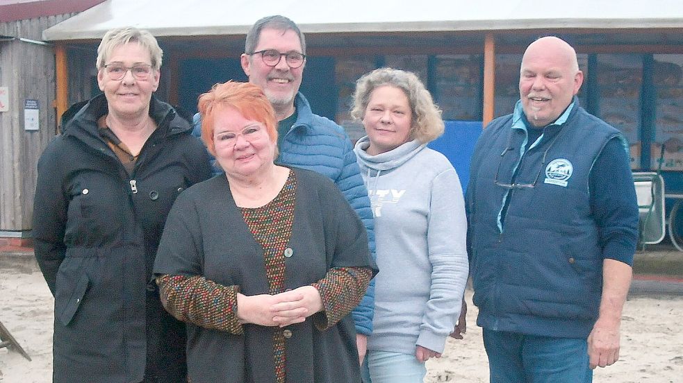 Der bisherige Vorstand des Sand- und Waterwerks mit Heike Post (von links), Erika Bongers, Detlef Eden, Gaby Saathoff und Eberhard Bongers. Foto: Gerd-Arnold Ubben