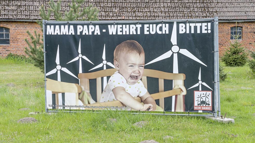 Anti-Windkraft-Plakat in Gadebusch in Mecklenburg-Vorpommern Foto: Imago Images / Schöning
