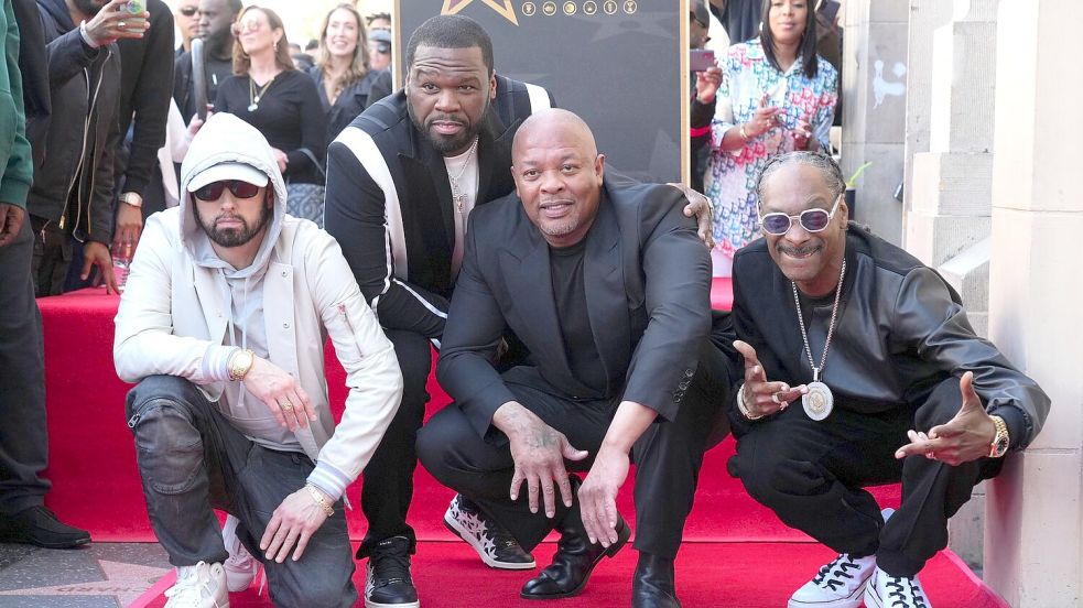 Eminem (l-r), 50 Cent, Dr. Dre und Snoop Dogg nehmen an der Zeremonie teil, bei der Dr. Dre mit einem Stern auf dem Hollywood Walk of Fame geehrt wird. Foto: Jordan Strauss/Invision/AP/dpa