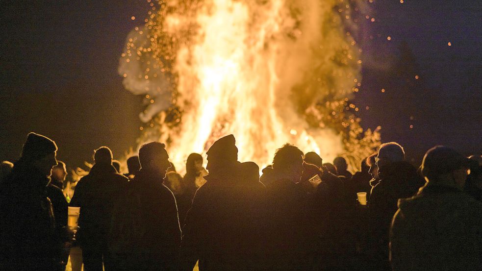 Osterfeuer sind ein Zuschauermagnet. Es gibt aber auch Gefahren rund ums Feuer. Foto: DPA