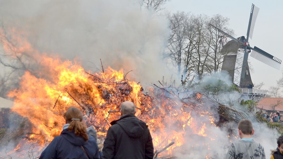 Auch in diesem Jahr lodern wieder zahlreiche Osterfeuer im Landkreis Aurich – so wie hier 2023 in Sandhorst. Foto: Neelke Harms