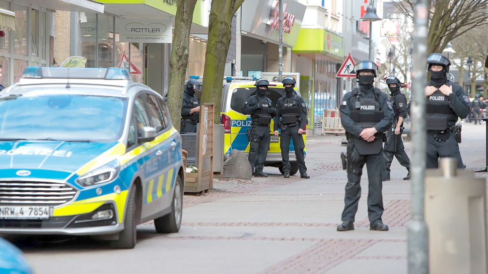 Die Polizei ermittelt nach der Bombenfdrohung in Bochum. Foto: Justin Brosch/dpa