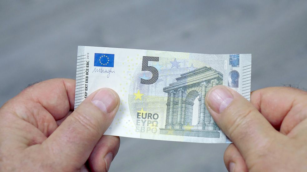 Wer in diesen Tagen den Briefkasten leert, könnte in einem Umschlag fünf Euro finden. Foto: IMAGO/Steinach