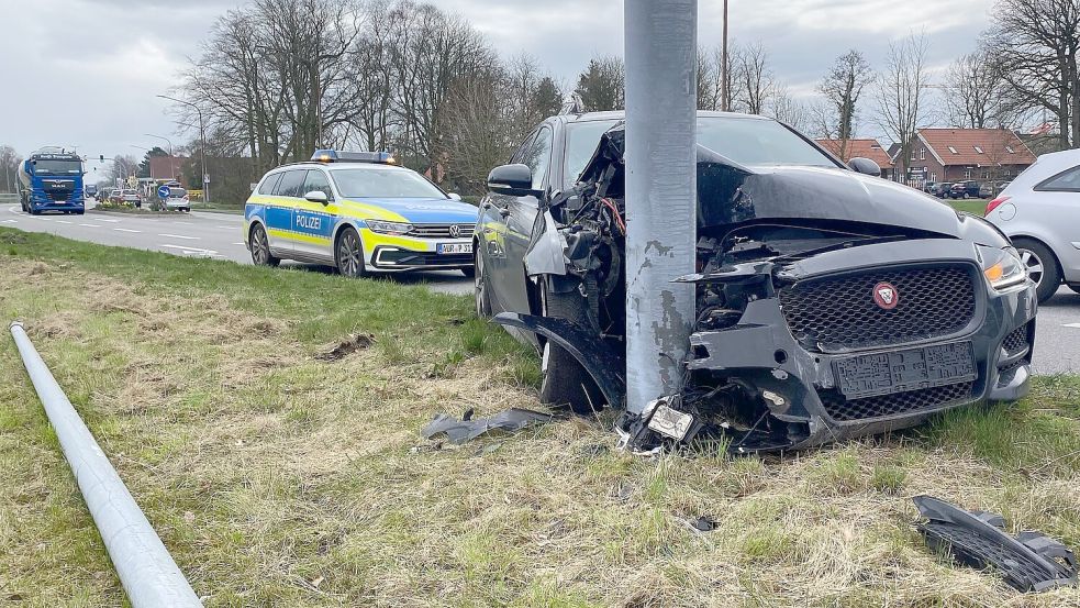 Der Wagen wurde bei dem Unfall schwer beschädigt. Foto: Holger Janssen