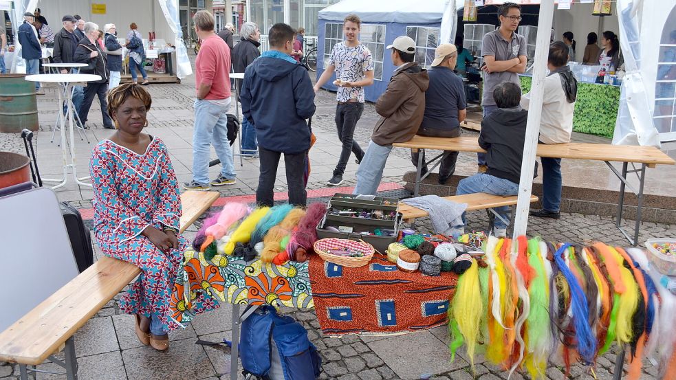 Neben Speisen gab es auch Angebote wie das Flechten von Haaren. Foto: Joachim Mittelstaedt