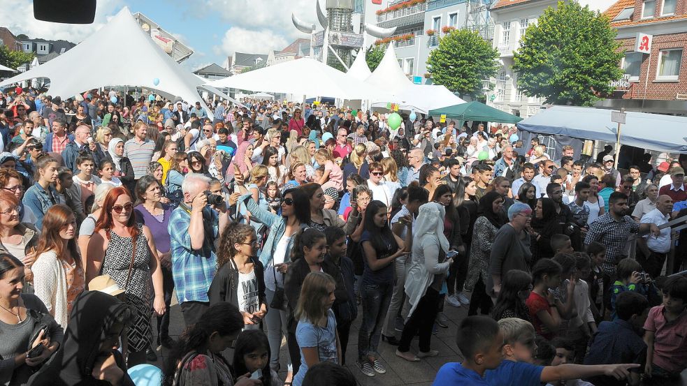 Beim bisher letzten Fest 2018 war der Marktplatz in Aurich rappelvoll. Foto: Wilfried Frerichs