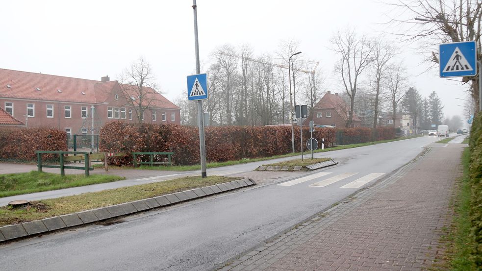 Direkt vor der Grundschule gibt es einen Zebrastreifen, der von Autofahrern aber immer wieder missachtet wird. Foto: Karin Böhmer