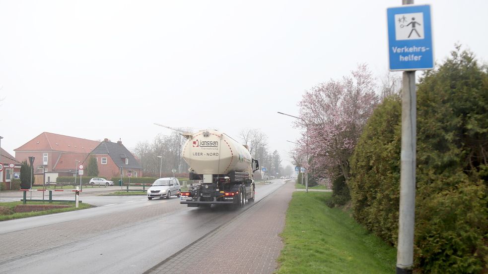 Die Verkehrshelfer haben seit dem Sommer zwar ausgesetzt. Das Hinweisschild auf ihre Arbeit ist aber noch da. Foto: Karin Böhmer