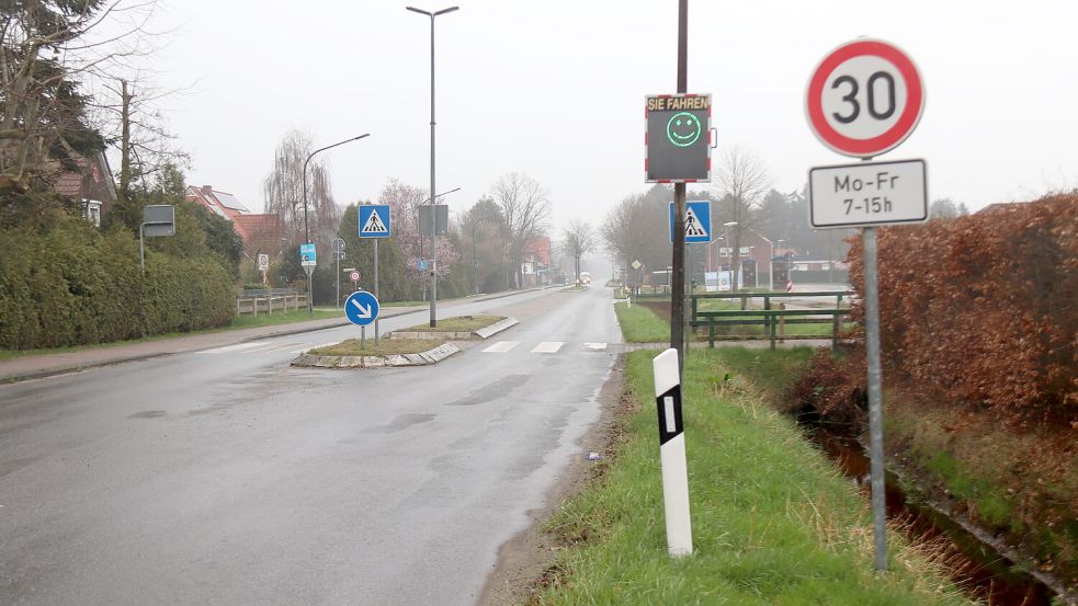 In der Zeit, wo Schulkinder und vielleicht auch Kita-Kinder mit ihren Eltern unterwegs sind, gilt in Rechtsupweg in dem Bereich Tempo-30. Foto: Karin Böhmer