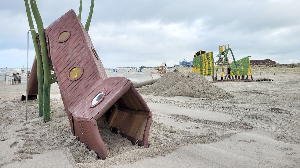 In wenigen Tagen werden die beliebten Spielgeräte wieder am Strand in Norddeich aufgebaut. Foto: Rebecca Kresse