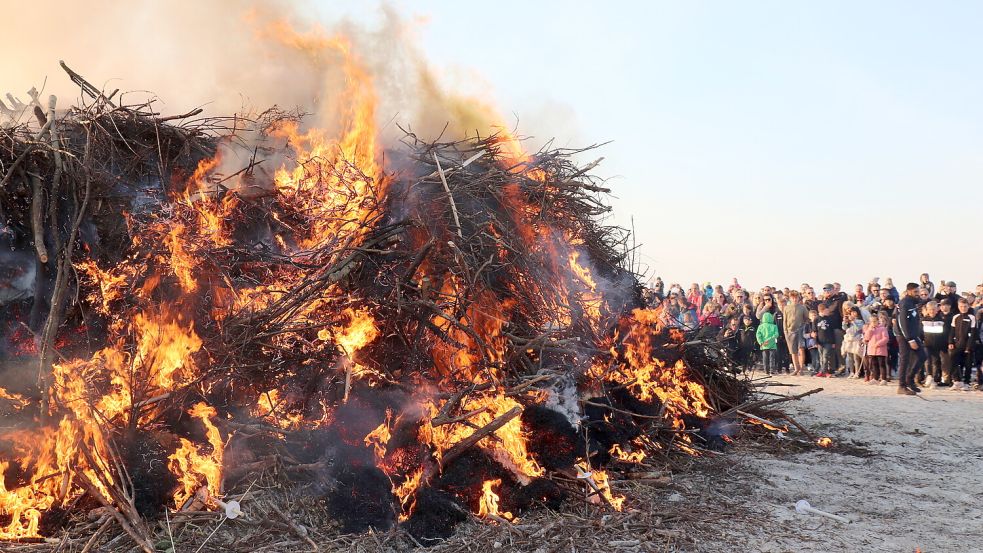 Das Osterfeuer am Strand lockt traditionell Tausende Besucher nach Norddeich. Foto: privat