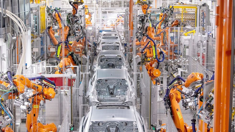 Roboter arbeiten an der Karosserie von verschiedenen BMW-Modellen im BMW-Stammwerk. Foto: Sven Hoppe/dpa