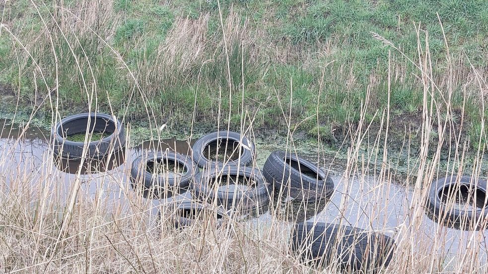 Mehrere Reifen wurden in Victorbur in einen Graben geworfen.Foto: Gemeindeverwaltung