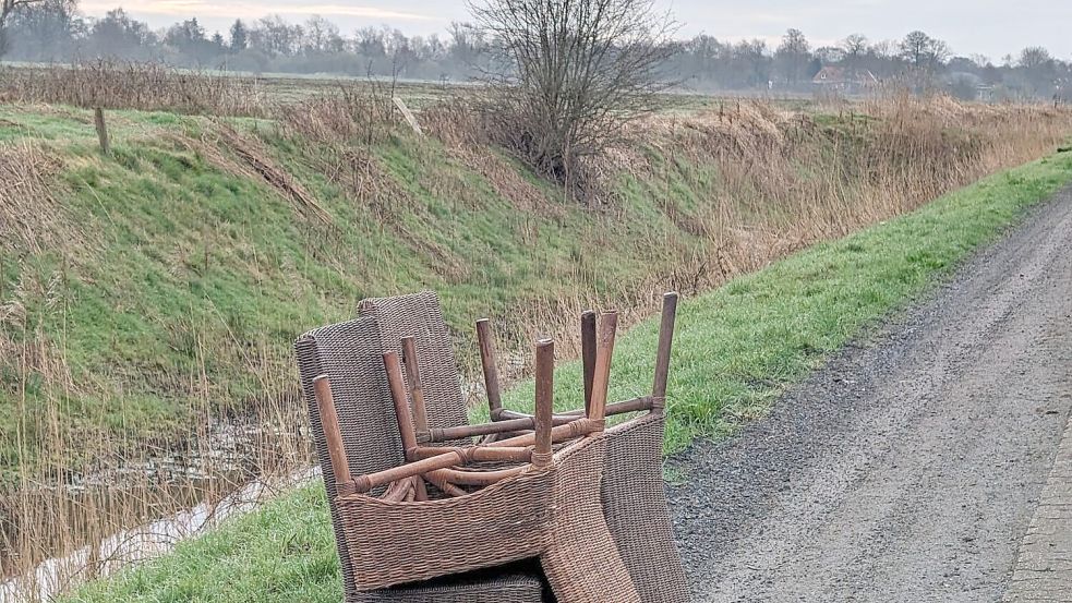Einige Stühle wurden einfach an den Straßenrand gestellt. Foto: Gemeindeverwaltung