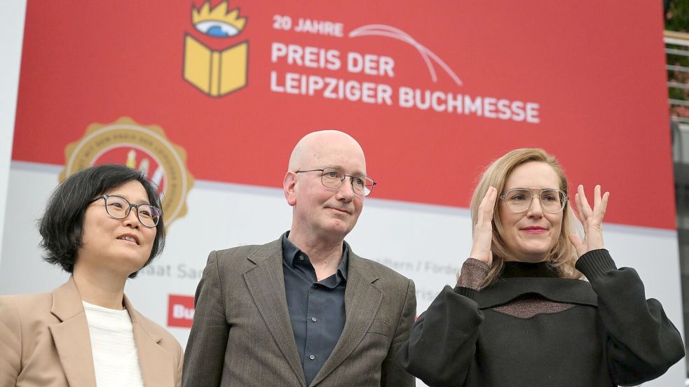 Die Preisträger der diesjährigen Buchmesse: Barbi Marković (r.), Tom Holert und Ki-Hyang Lee in Leipzig. Foto: Hendrik Schmidt/dpa