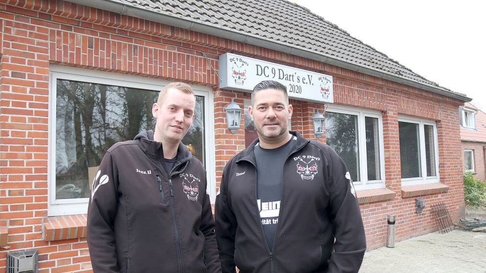 Jens Ubben (links) und Tamer Heppner haben zusammen mit ihren Vereinskollegen das Schützenhaus aufgemöbelt. Foto: Karin Böhmer