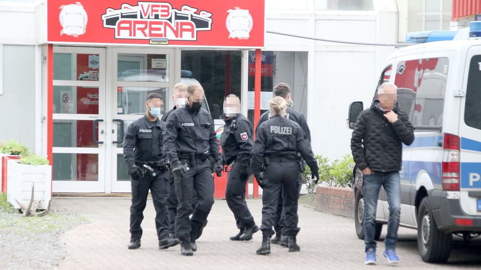 Polizeibeamte hatten unter anderem die damalige Firmenzentrale der Wiesmoor-Connection durchsucht. Archivfoto: Noglik