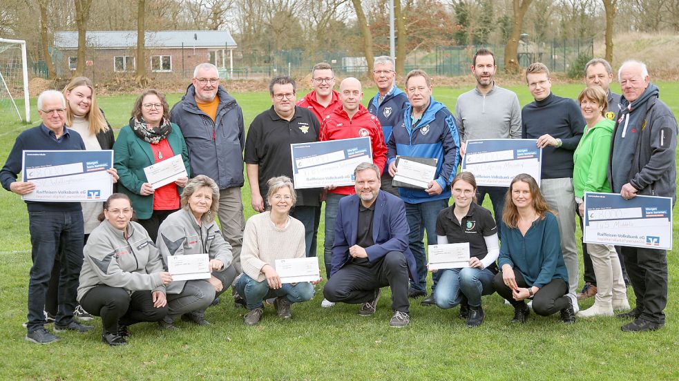 Glückliche Gesichter bei der Spendenübergabe: In der oberen Reihe freuen sich Wolfgang Schünemann und Lara Bünting (FV SV Wallinghausen), Inge Alberts und Alfred Campen (FV Lambertischule), Jens Coordes (Goldene 7), André Schoon und Andree Eschen (VfB Germania Wiesmoor), Axel Willhoeft und Alfred Grünhoff (FV SV „Waldeslust“ Schirumer Leegmoor), Thomas Kuhlmann und Gunther Janssen (SV Ostfrisia Moordorf) sowie in der unteren Reihe Angela Uecker (Goldene 7), Jörg Bünting und Wilhelm Reunitz (TuS Middels), Besa Janßen und Helena Frieden (Johanniter Unfallhilfe), Heike Pilk (Europahaus), Udo Hippen (Kaufmännischer Verein), Friederike Lohmann-Ornik (Jugendrotkreuz) und Daniela Schuster (Goldene 7) über den erfolgreichen Verlauf der Auricher Weihnachtslotterie 2023 und den Gesamtspendenwert von 44.000 Euro. Es fehlen Vertreter des Tierheims Aurich. Foto: Romuald Banik