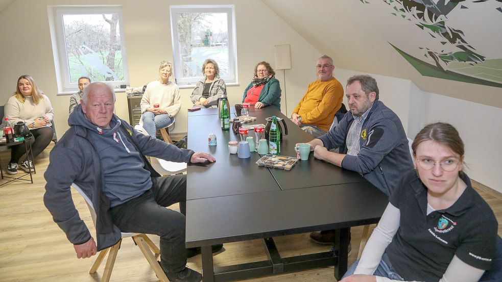 Kleine Feierstunde: In den Räumen des SV Wallinghausen wurden die Spendengelder aus der Weihnachtslotterie „Goldene 7“ an zehn Institutionen übergeben. Foto: Romuald Banik