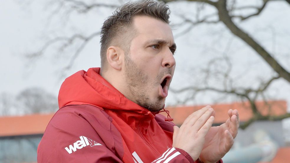 Der Auricher Trainer Claudio Casto entfacht an der Seitenlinie stets ein verbales Feuerwerk, um seine Elf anzutreiben.